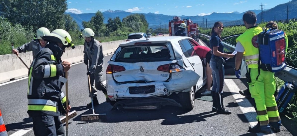 Tamponamento tra camion e auto sulla Mebo: l'intervento sul posto dei vigili del fuoco